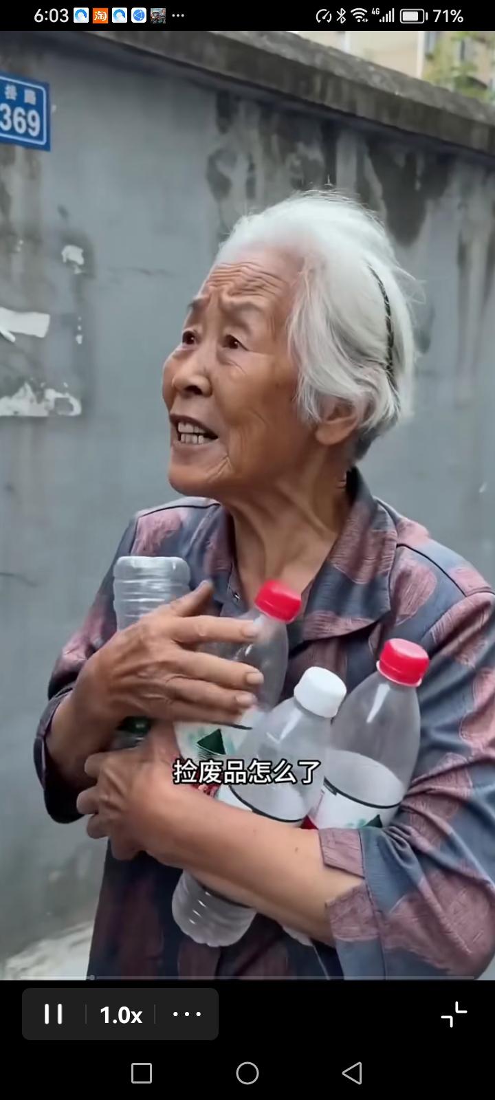 一位老太太在垃圾桶里翻找废品，一个年轻人走过来说：“妈，你不要再捡垃圾了。”