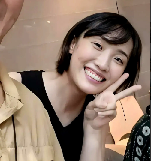 40岁胡歌儿女双全，却偷偷去九华山求什么？原来二胎儿子刚满月，他牵着2岁女儿