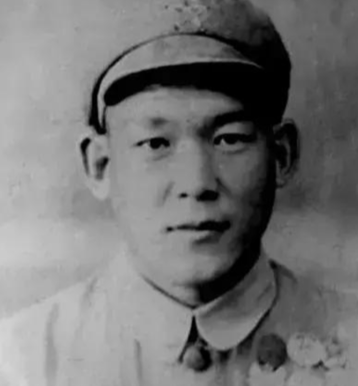 1951年，志愿军排长被13名美军包围，美军见他不断咳嗽，嘴角都咳出了血，顿时面