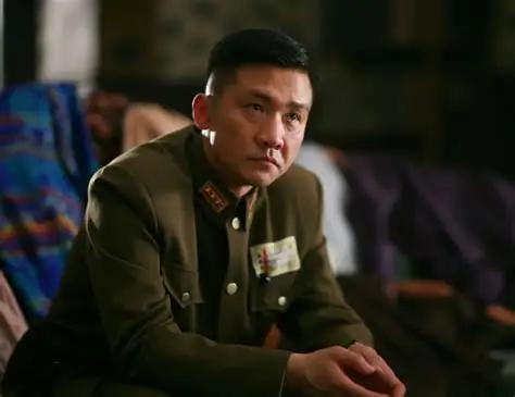 1941年4月30日深夜，一个国军团长躺在床上，听到外面传来杂乱的脚步声，刚起身