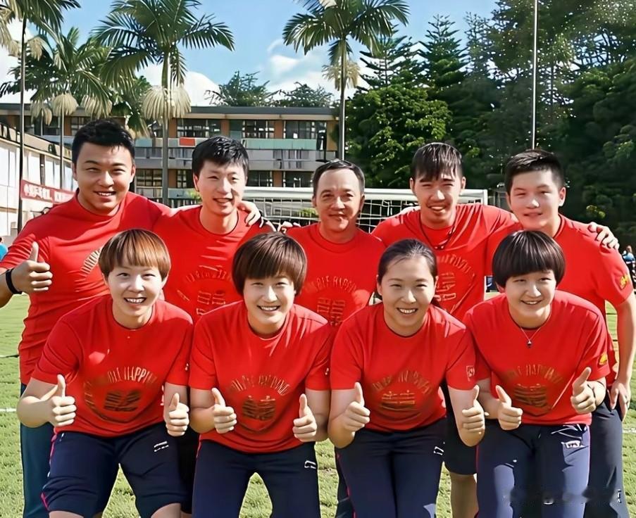 那年，国乒9位健儿合影。充满阳光，气氛好温馨。笑容都写在了脸上，天真烂漫陈梦，青