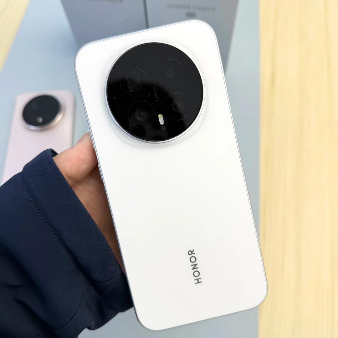 经常出差的人，最怕手机关键时刻掉链子。荣耀Magic8的卫星通信，让我在偏远