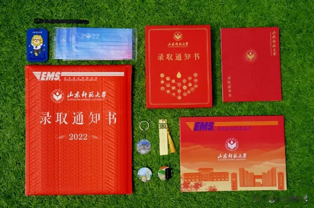 大学录取通知书，做得一个比一个花哨，一个比一个有噱头。原本一张纸或者一封电子邮