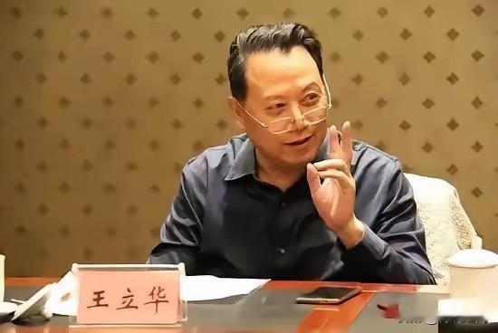 王立华大校称：国企资产是全体人民的共同财富，而非少数人的私产。如果国企被私有化或