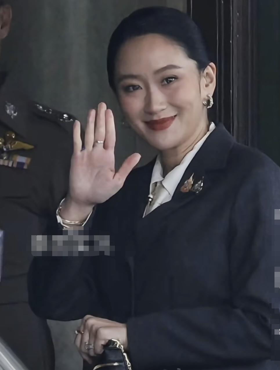 佩通坦身着深色衣服，于8月29日中午12点30分，抵达政府大楼，微笑着和媒体打招