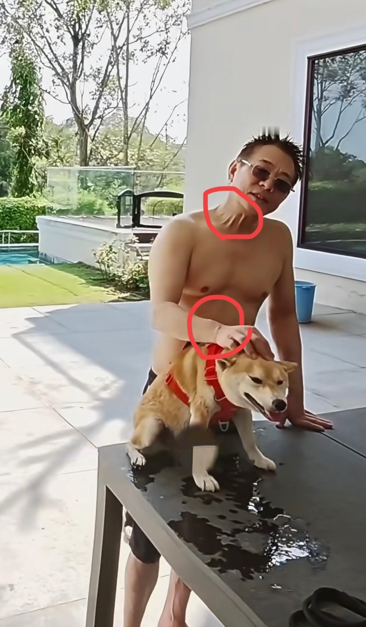 李连杰62岁，脸像40，脖子像60。不是老了，是脖子太忙。每天转头6000次