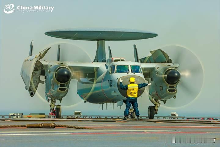 当年看到米帝航空母舰上各项折叠机翼的舰载机，真是非常羡慕。虽然知道这是二战时期就