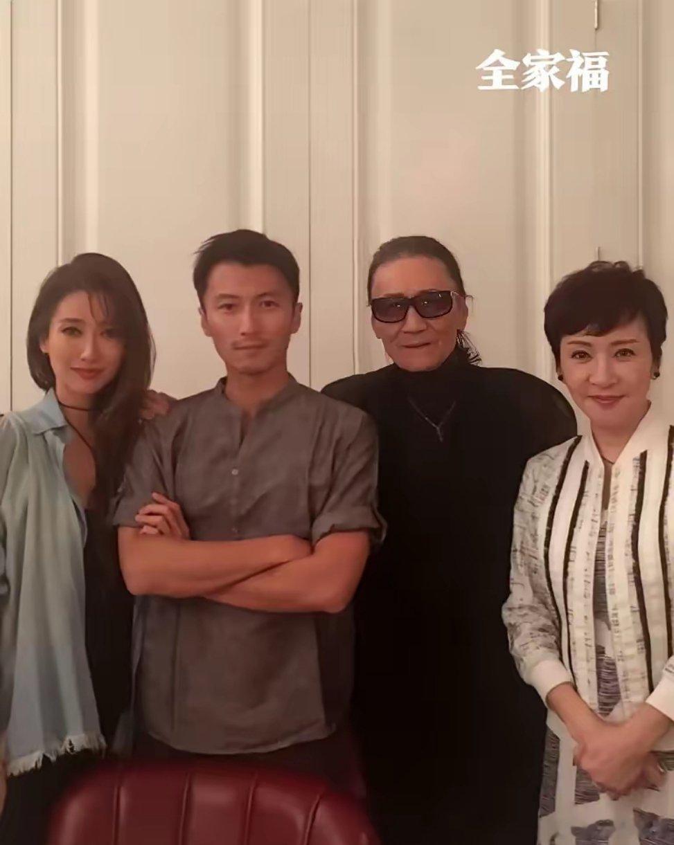 谢贤生命中最重要的三个女人1.最爱的女人：甄珍（第一任妻子）第一代琼瑶女郎，台