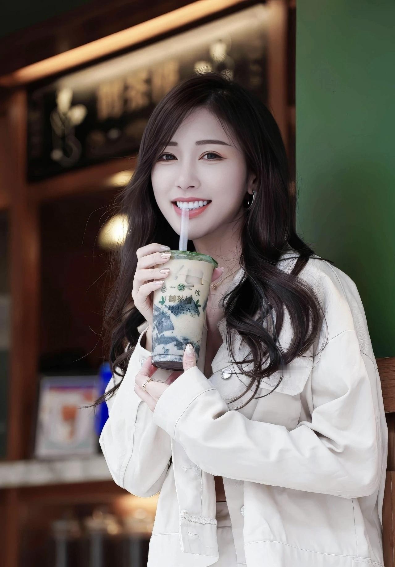 奶茶续命的日常又上线啦！管它什么烦恼，先干了这杯高颜值茶饮再说😜