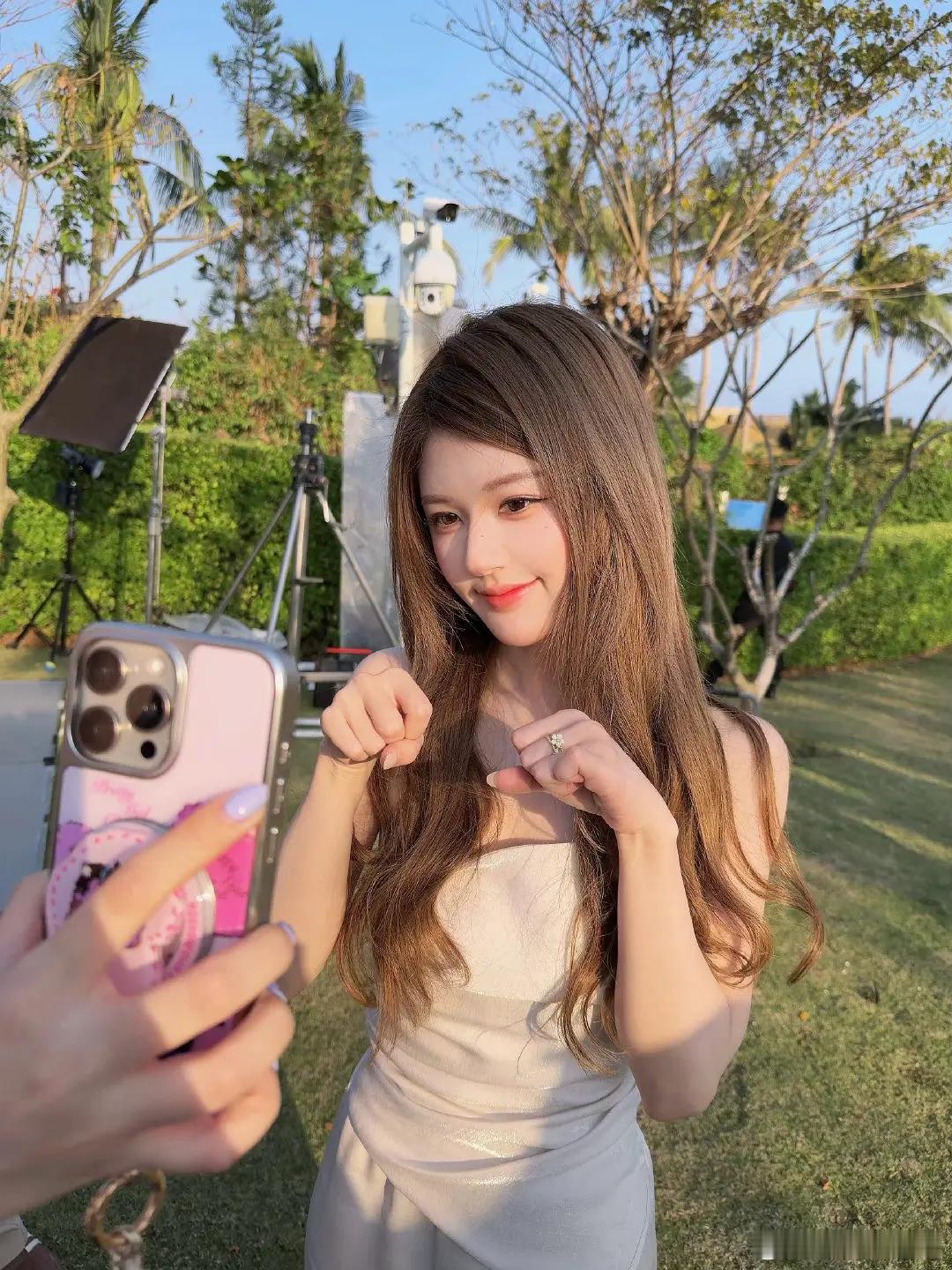 赵露思这是不是垫了高颅顶怎么看的这么奇怪啊