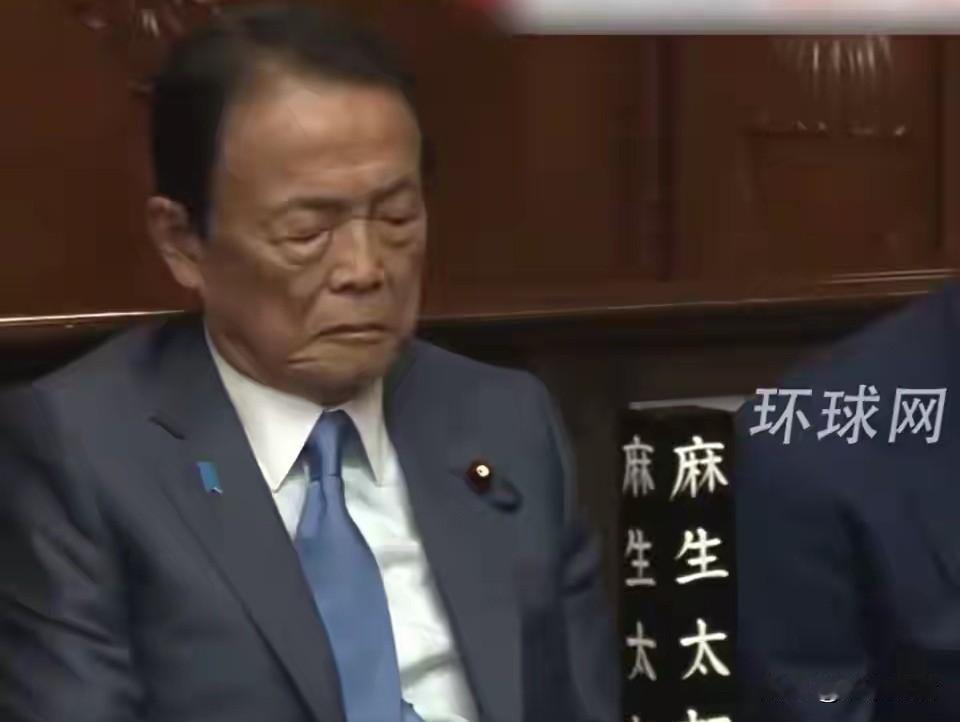 睡、睡、睡、睡，日本四名前首相，以同一姿态参加国会。日前，在一次日本国会会议上，