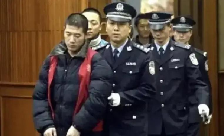 2006年，退伍军人崔英杰因摆摊谋生与城管发生冲突，一刀刺死城管副队长李志强，被判处死刑。他的律师夏