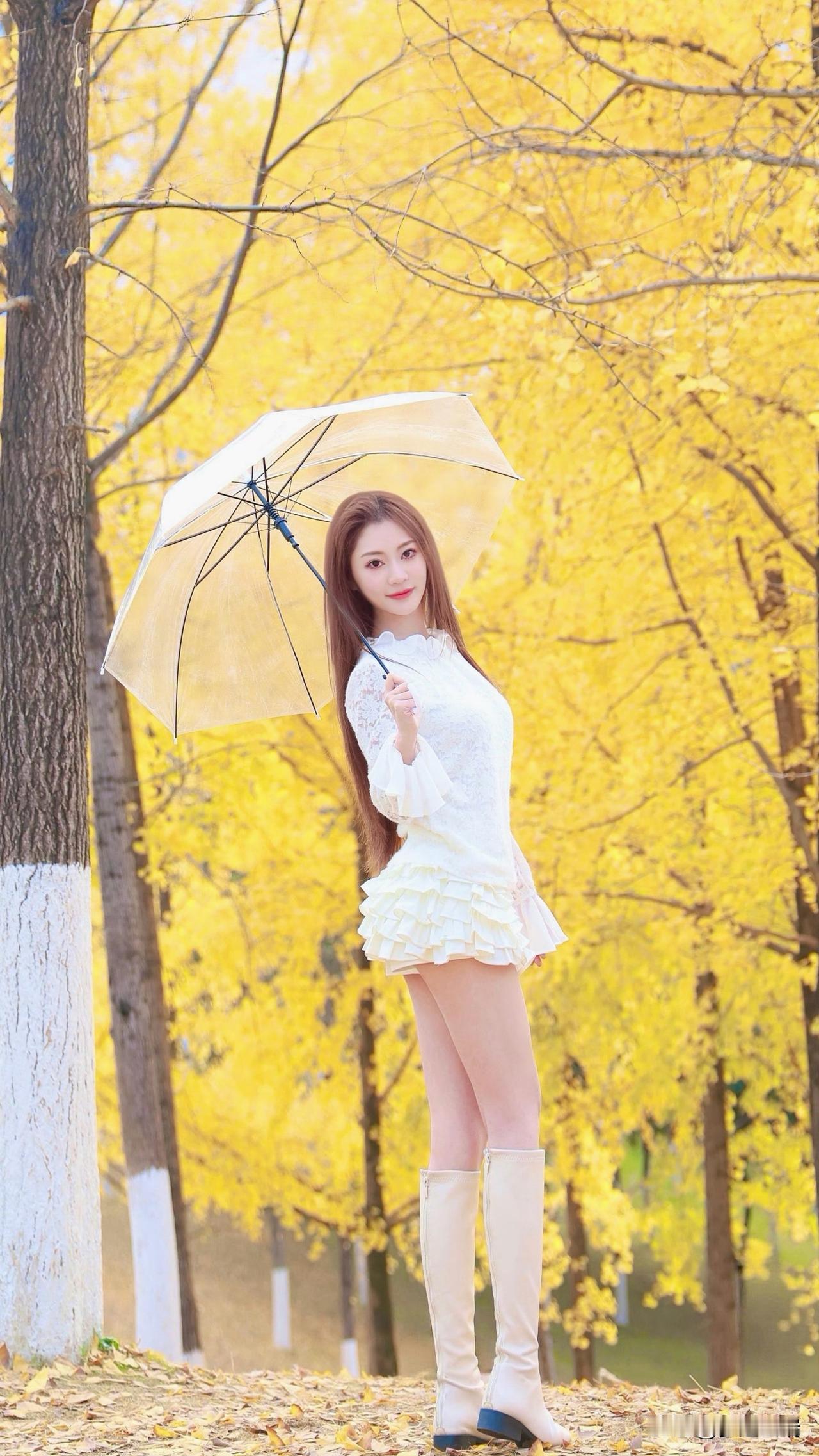 秋日暖阳下，美女漫步在金黄的林间小道，唯美浪漫。