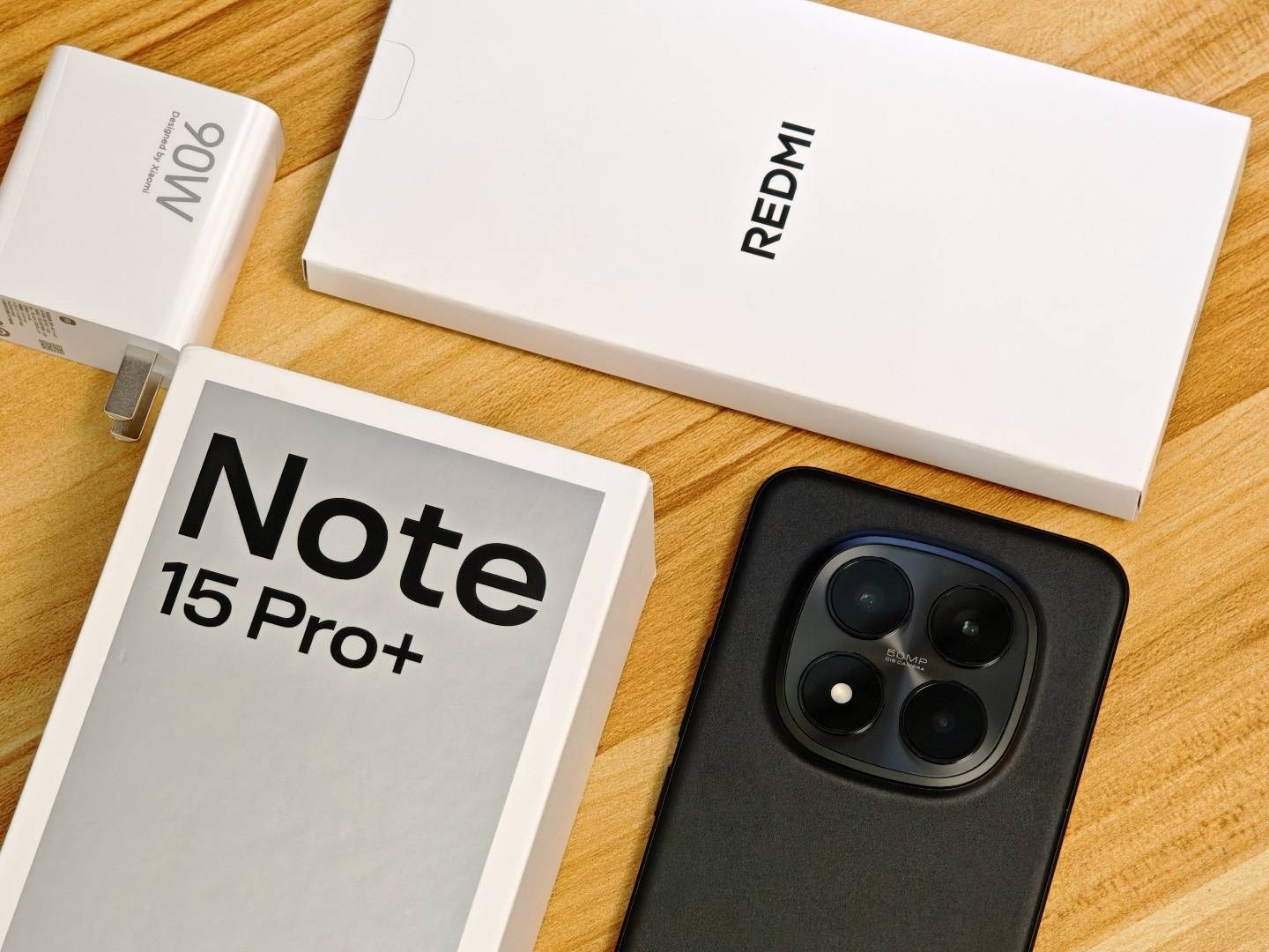REDMINote15Pro+采用红米首款四等深微曲屏，覆盖用户熟悉的