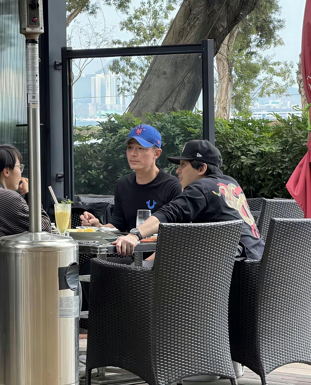 霍建华的破洞裤又上热搜！林心如的回应暴露了婚姻真相！霍建华的破洞牛仔裤又