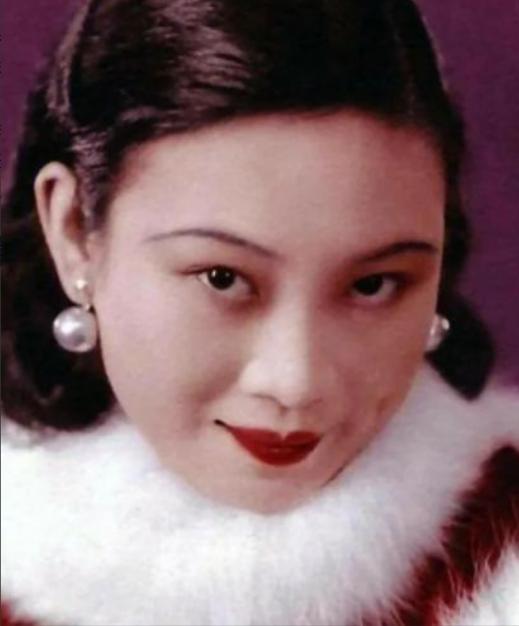 1946年，一代美人胡蝶被按在床上，戴笠撕扯着她的旗袍：“想你丈夫孩子平安，就乖