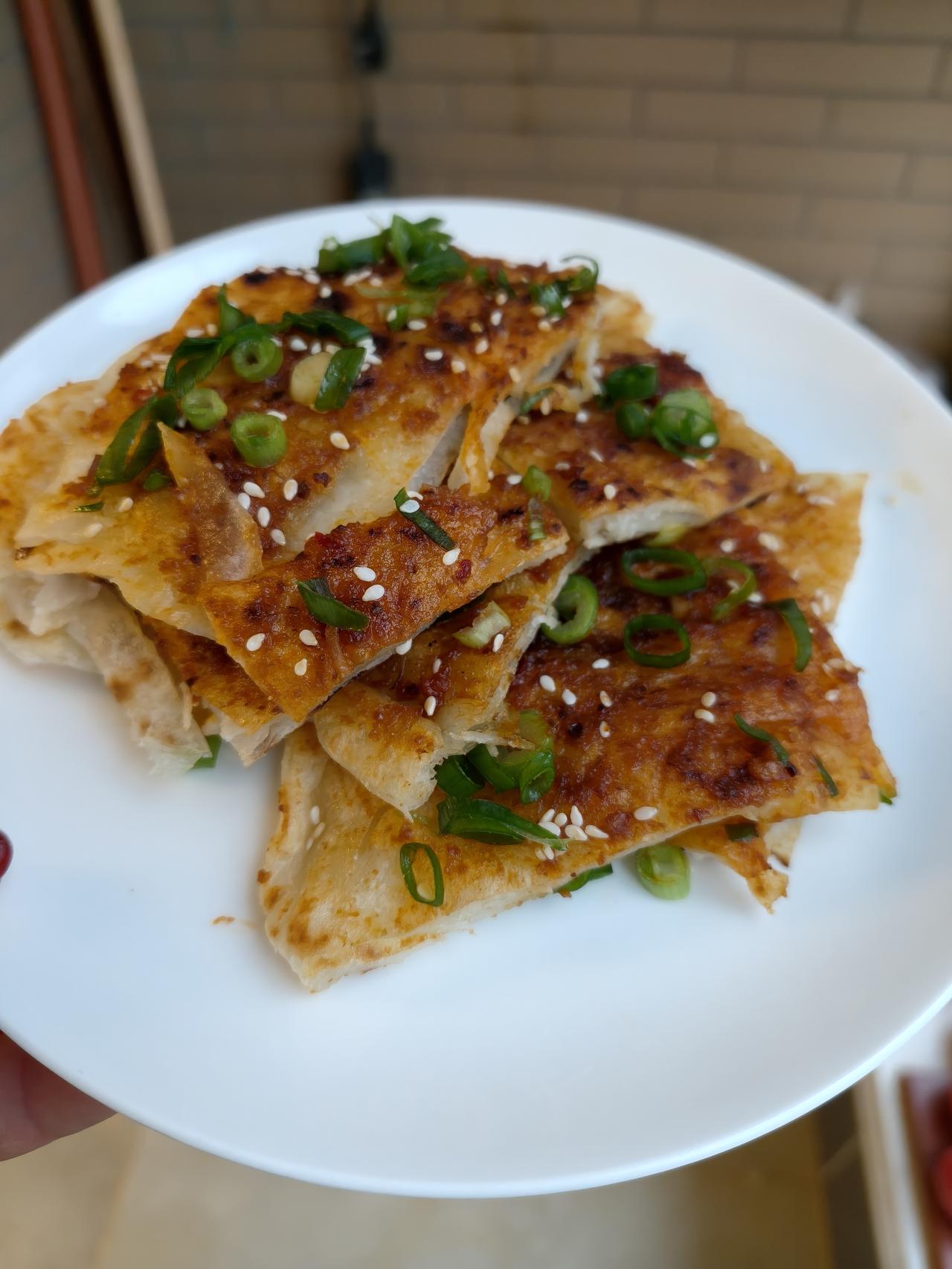 小区门口卖酱香饼的夫妇俩不知道为啥不干了，已经好久不见出摊了，今天特别想吃，只好