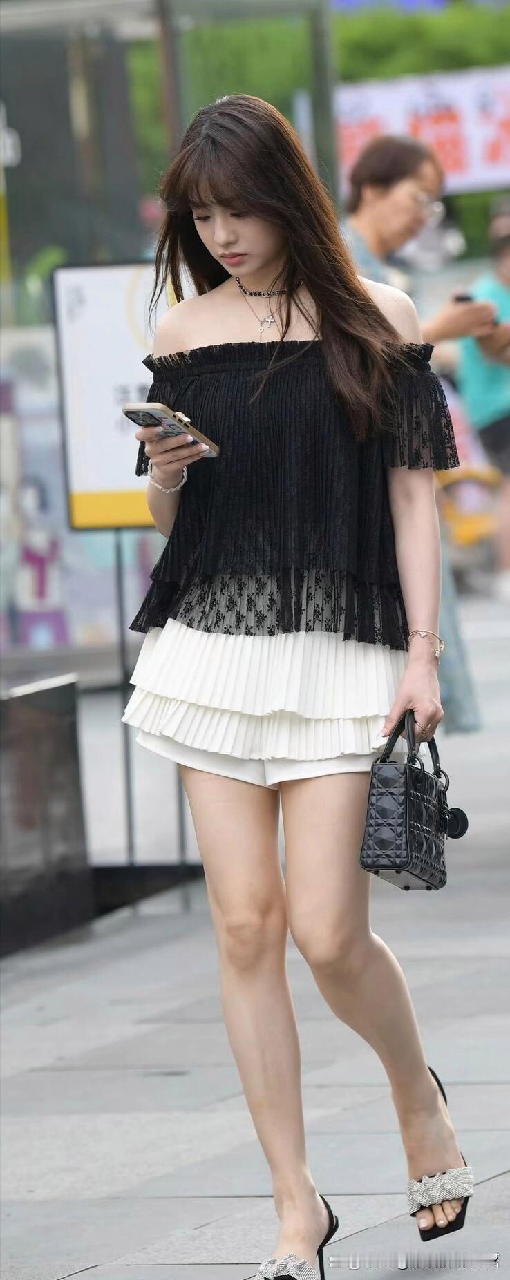 夏日穿搭里，黑色露肩上衣配白色百褶裙真是优雅时尚的典范。经典黑白配，高级感直接拉