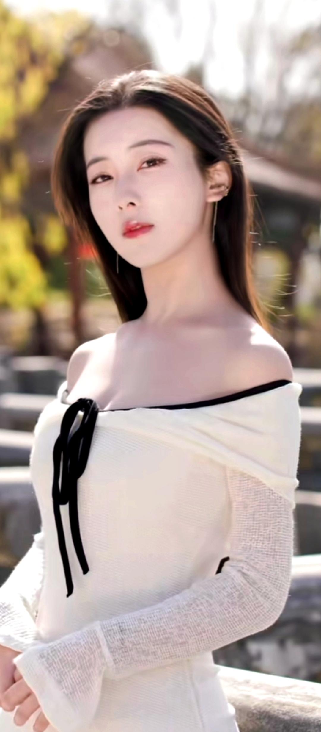 阳光下的温柔少女，白色露肩长裙，清新自然。