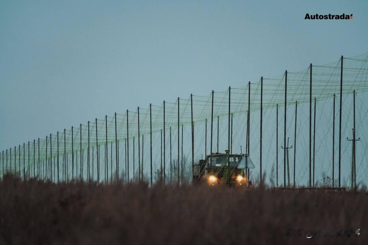 乌军在顿涅茨克州乌控区内的剩余后勤路线上安装了无人机防护网。顿涅茨克战场顿