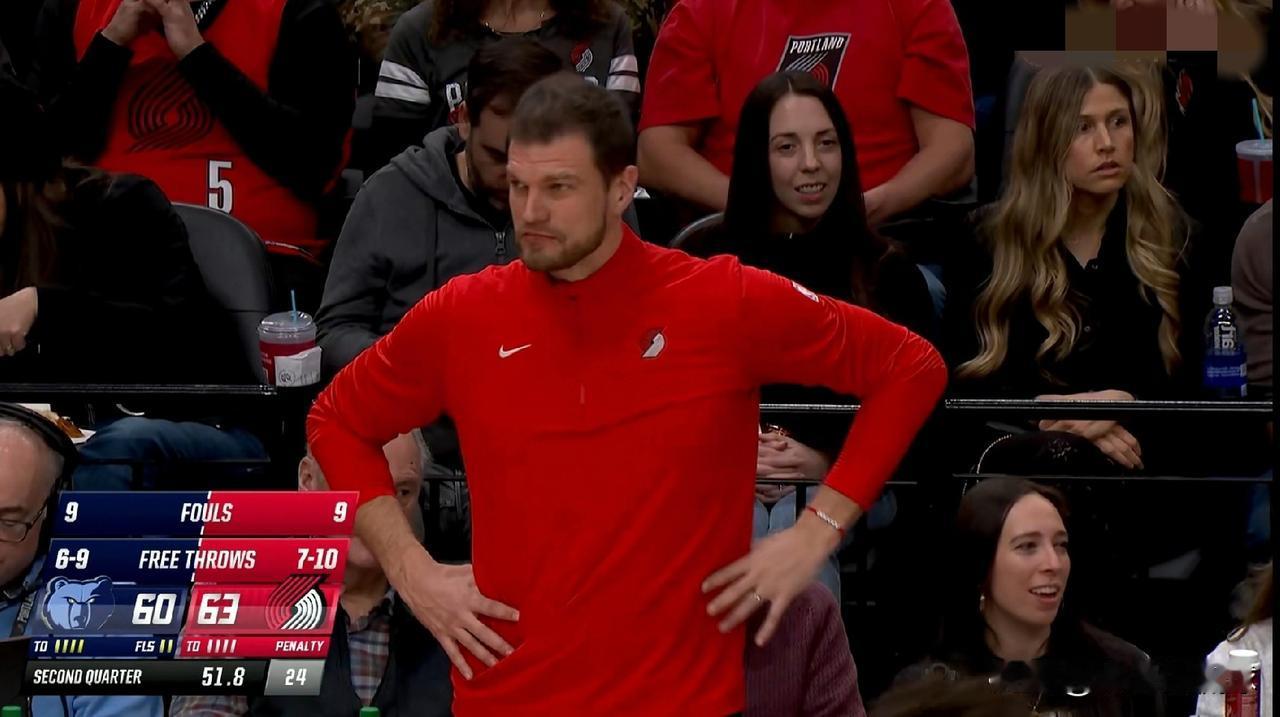 开拓者主帅斯普利特真是太心慈手软了，他应该彻底的弃用杨瀚森才对！在今天开拓者主场