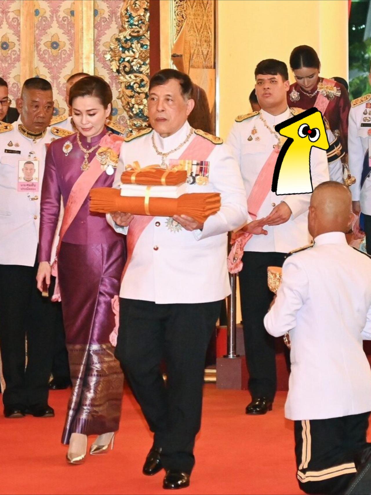 欧拉弄换上正宫红礼服，跟苏提达同框比美在泰国王室最新公务照中，欧拉弄一改往日军