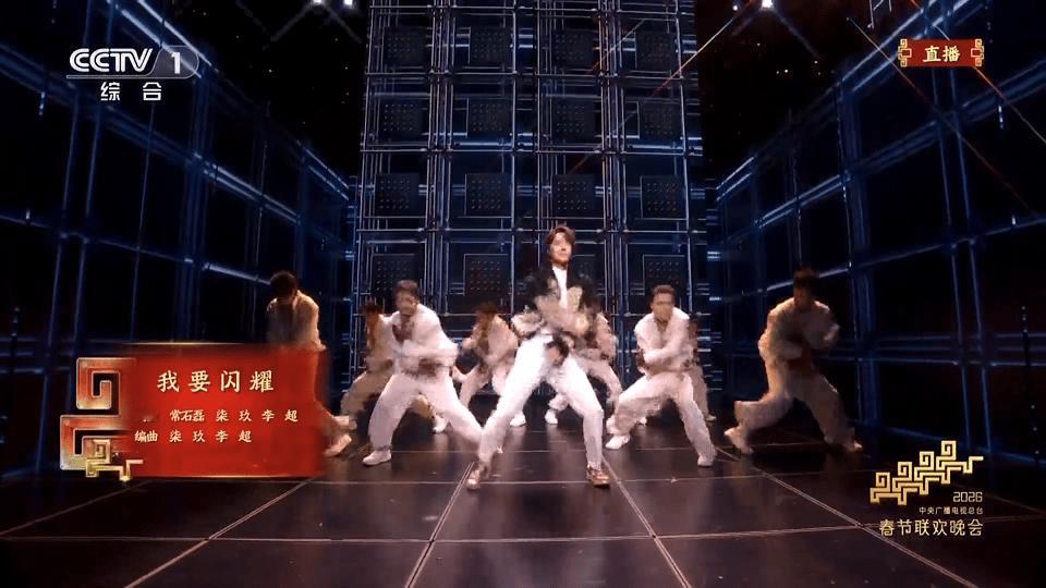 王一博回应春晚舞台脚滑不，不是脚滑是跳太快了，出重影了，不过也从另一个角度证明王