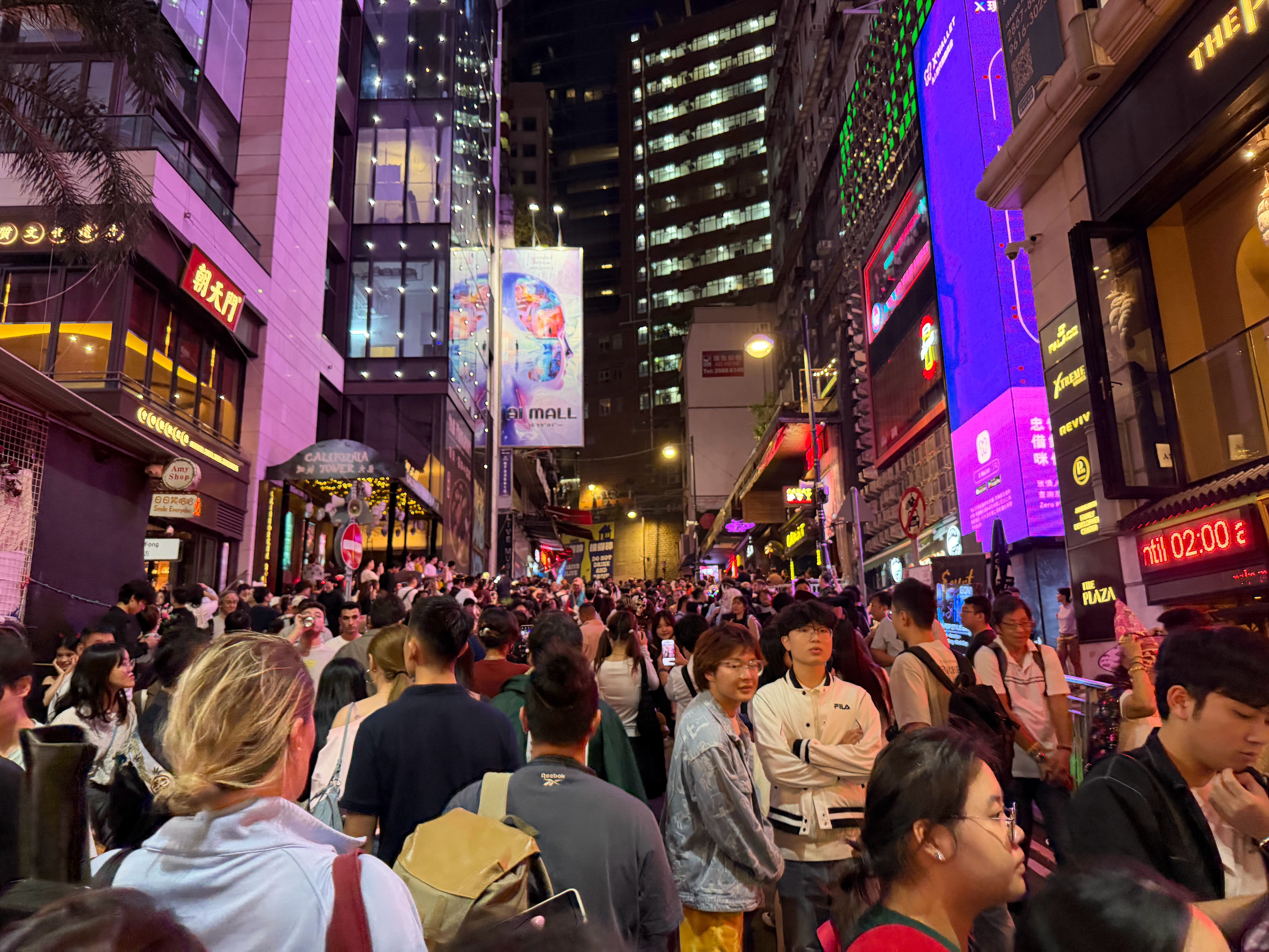 感觉在深圳都没有什么万盛夜的氛围，还是香港有感觉[笑着哭][笑着哭]九尾的十