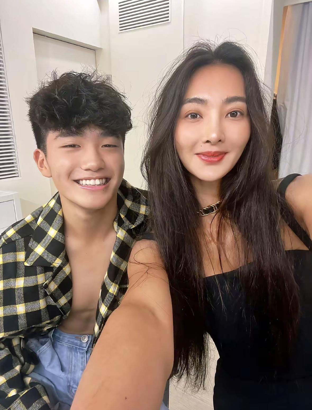 曹格前妻吴速玲确实好美，冻龄美人，如今儿子阳光开朗女儿也长大了，不知道曹格有没有