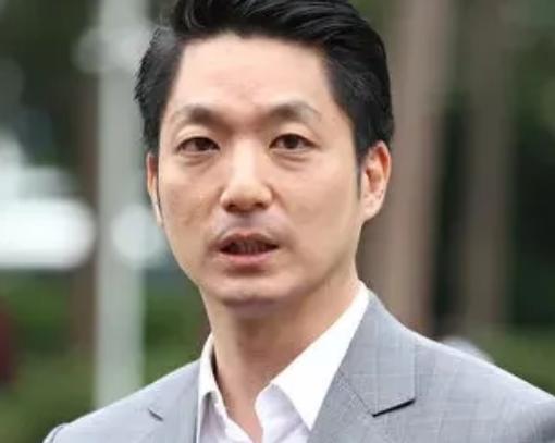 蒋万安今天直接把话撂下了。他当着媒体的面斩钉截铁地表示，自己绝对不可能去选下一任