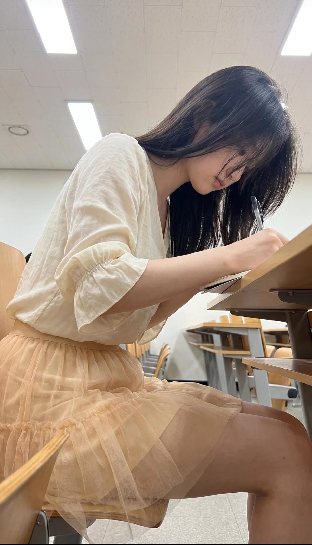 学生妹在认真学习。