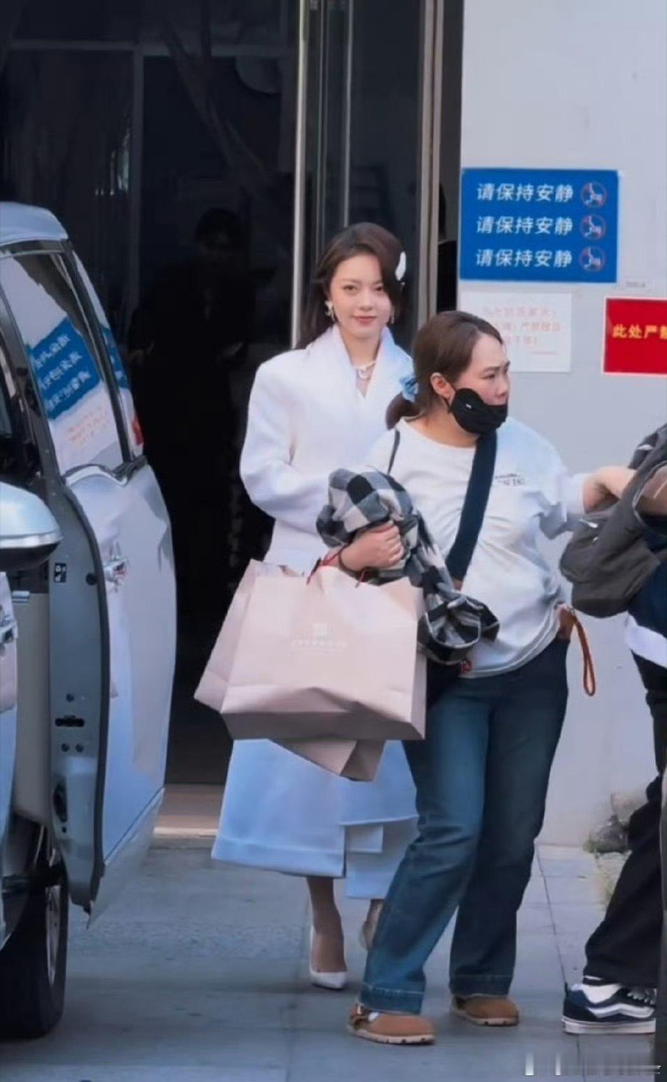 这简直是跟剧里如出一辙调性一致的“千金”“时髦”啊