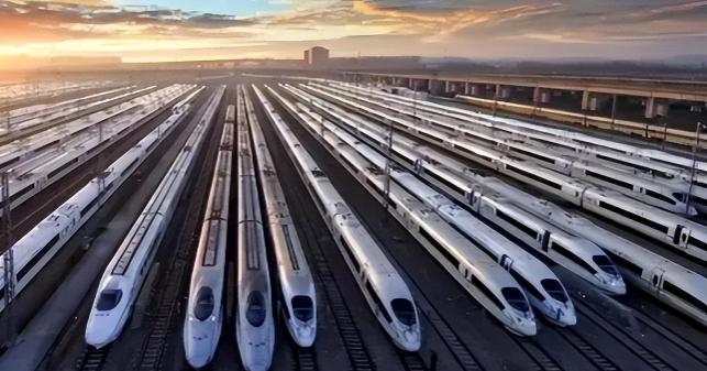 中国为什么执意要发展高铁，而不是廉价航空？因为中国在做一个赌注，赌得就是你用电，
