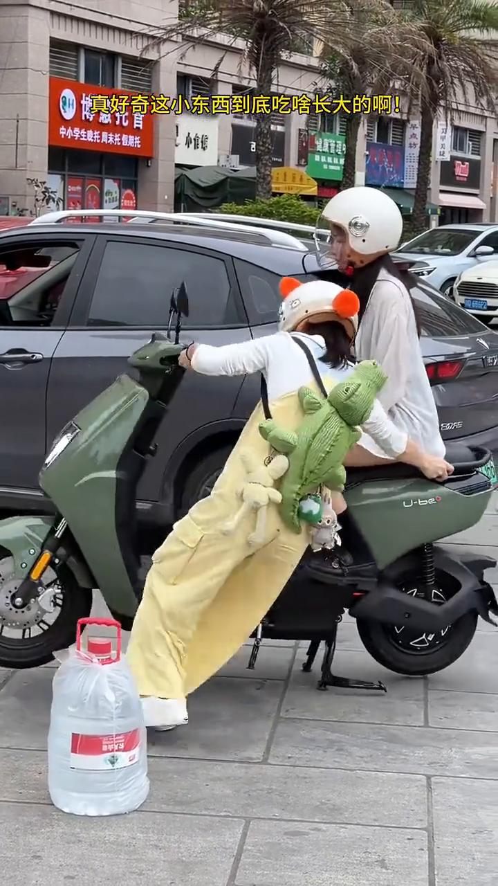 你看完！小土豆臂力惊人！60斤桶装水直接拿起来就跑！注意看！好戏来了！谁还敢说女