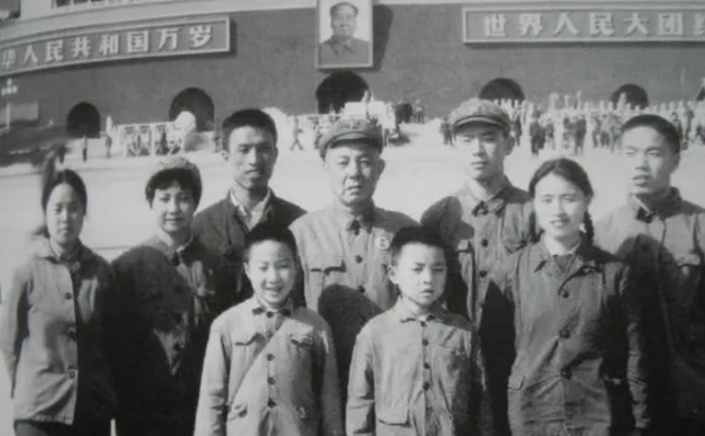 苏振华去世后，妻子召开家庭会议：财产一人一份，抚恤金由我掌管“1979年11月