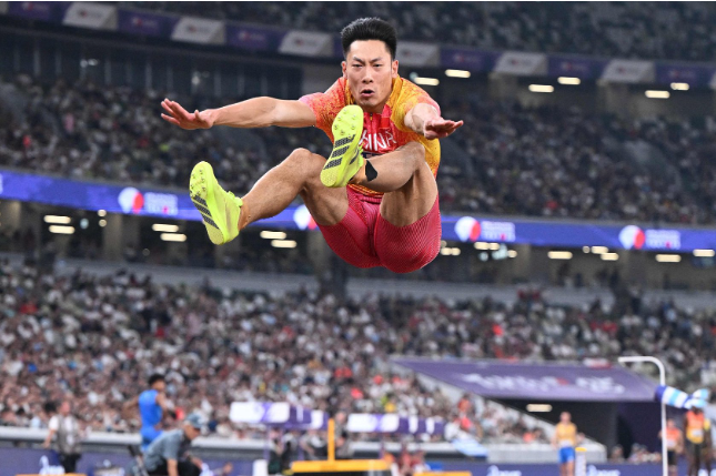 石雨豪霸气，有望一跳夺金！北京时间9月28日，亚运会男子跳远决赛，石雨豪前两跳未过八米线的情况下，第