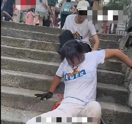 近日，山东青岛轮椅姐妹三天三夜攀登泰山，姐姐是脊椎，妹妹是腰椎。从7月28号下午