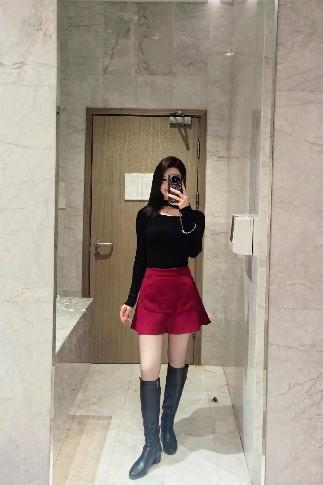 黑针织衫➕红鱼尾A字裙带一些些俏皮与轻松越来越期待过年啦！🥰OOTD