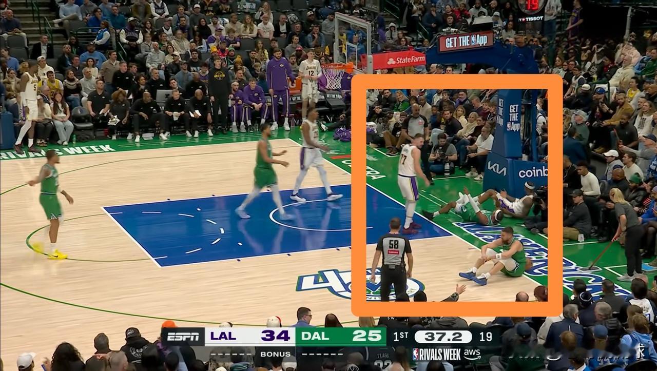 在今天湖人客场挑战独行侠的比赛中，发生了特别感人的一幕。当时比赛进行到了第一节的