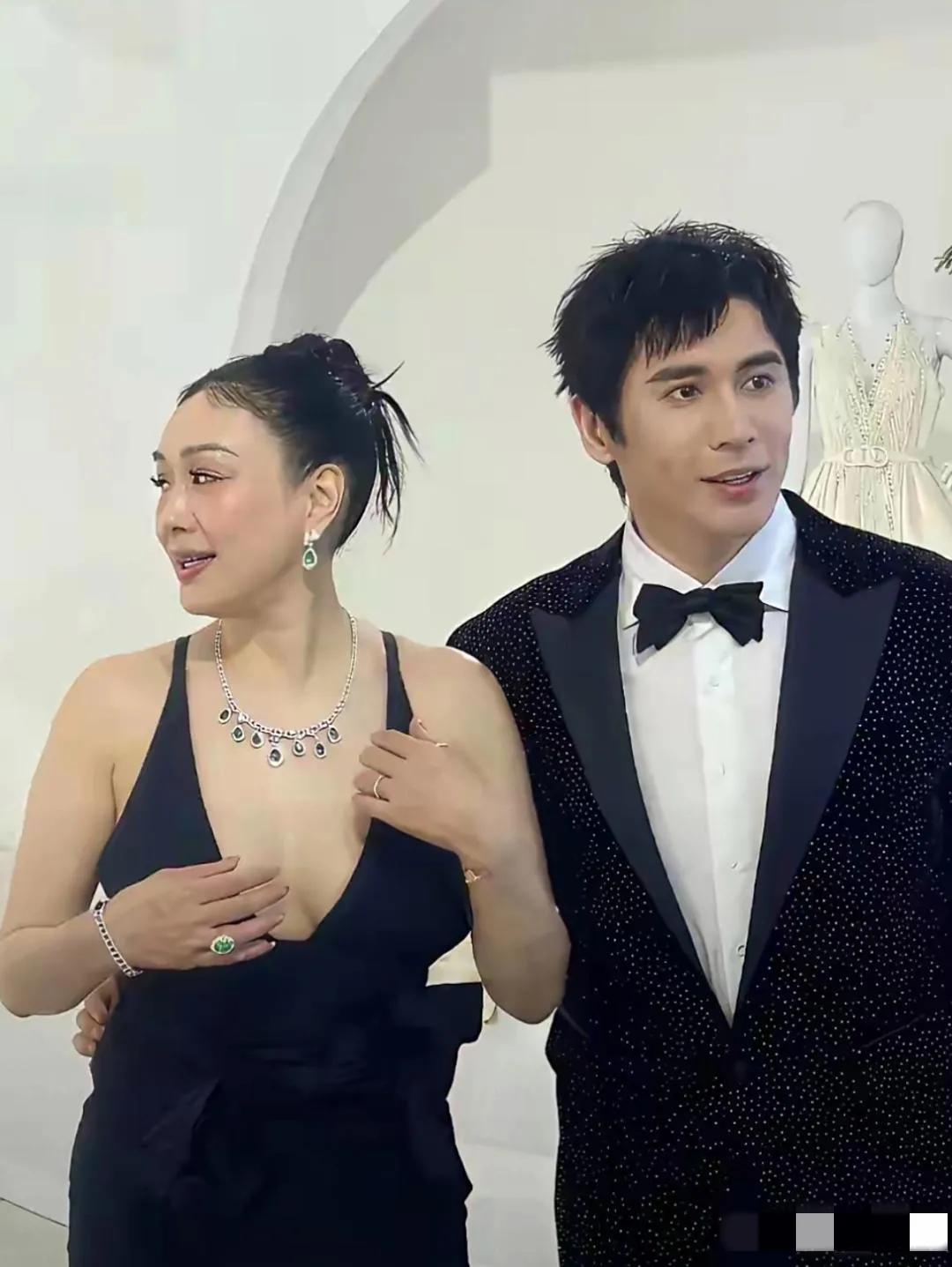 哇塞，那个曾惊艳了时光的钟丽缇虽浓妆艳抹，双腮染赤，珠围翠绕，但依旧皮肤松弛，膀