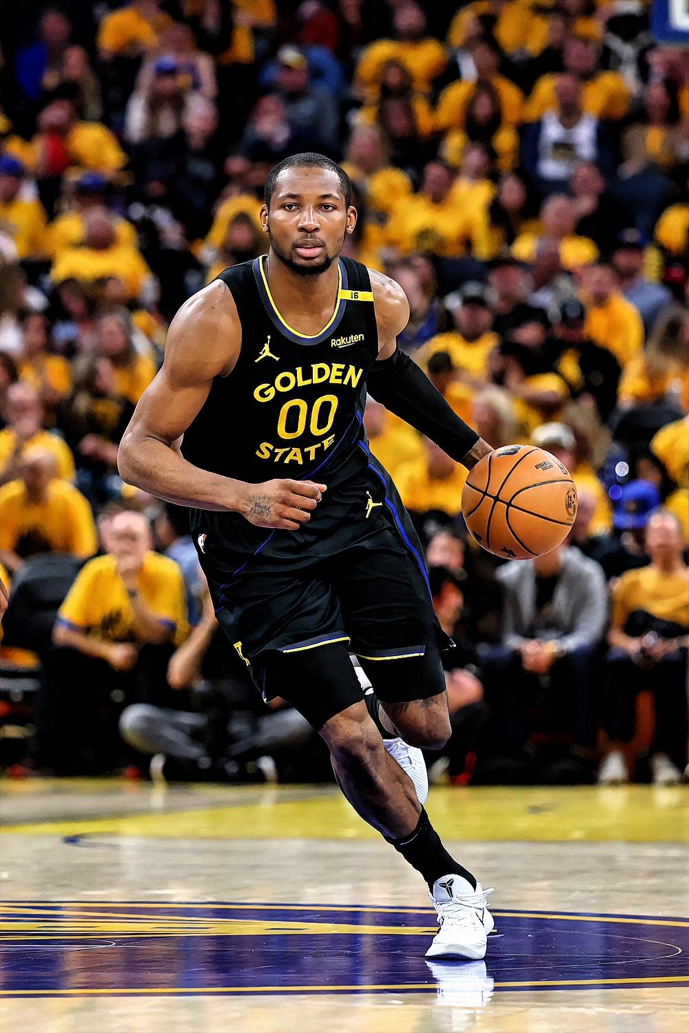 国王不讲武德啊！据NBA记者BrettSiegel报道，国王队愿意以德文-