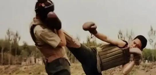 1995年，为了抓捕乔立夫，兰州警方决定以8对1。这8个人，均是精选出来体格强壮