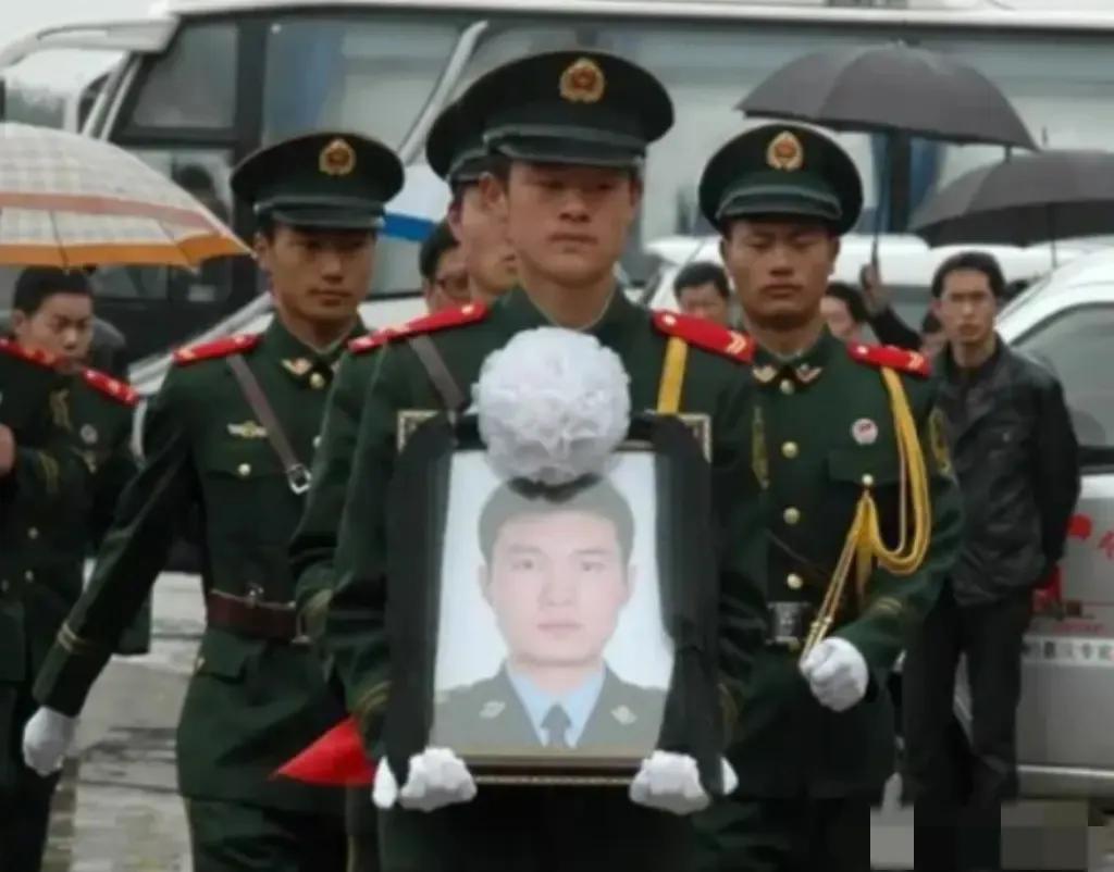 “太扎心了，烈士的命就换来了18个白眼狼！”2010年，24岁民警舍命救出18名