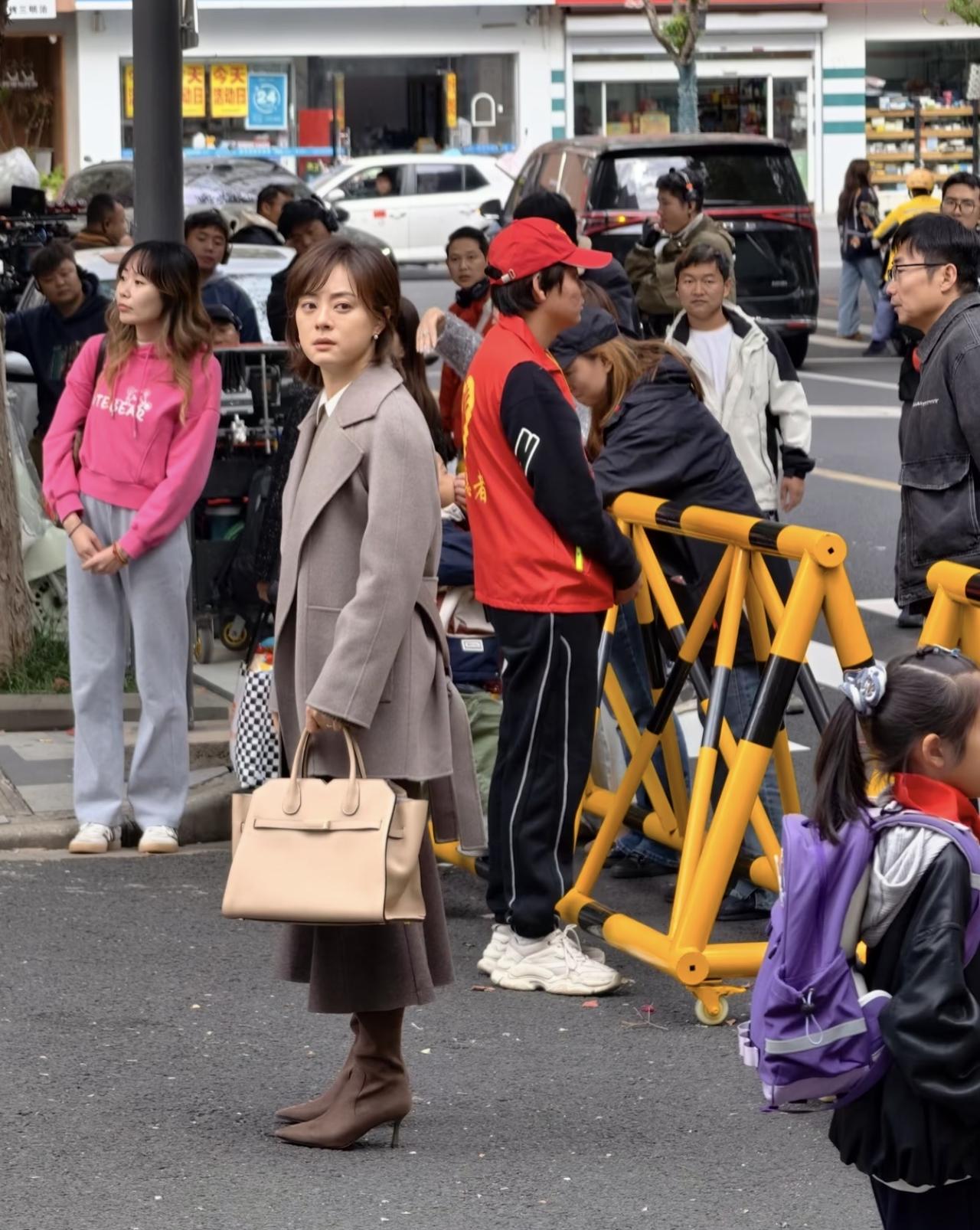 近日，有位网友在无锡偶遇孙俪拍戏，看到她就感觉好有戏啊。孙俪饰演的角色，大多