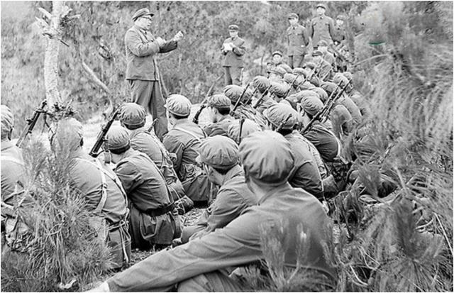 1946年，六千解放军被三万的敌军包围，为了不泄露机密，旅长下令烧毁重要文件，准
