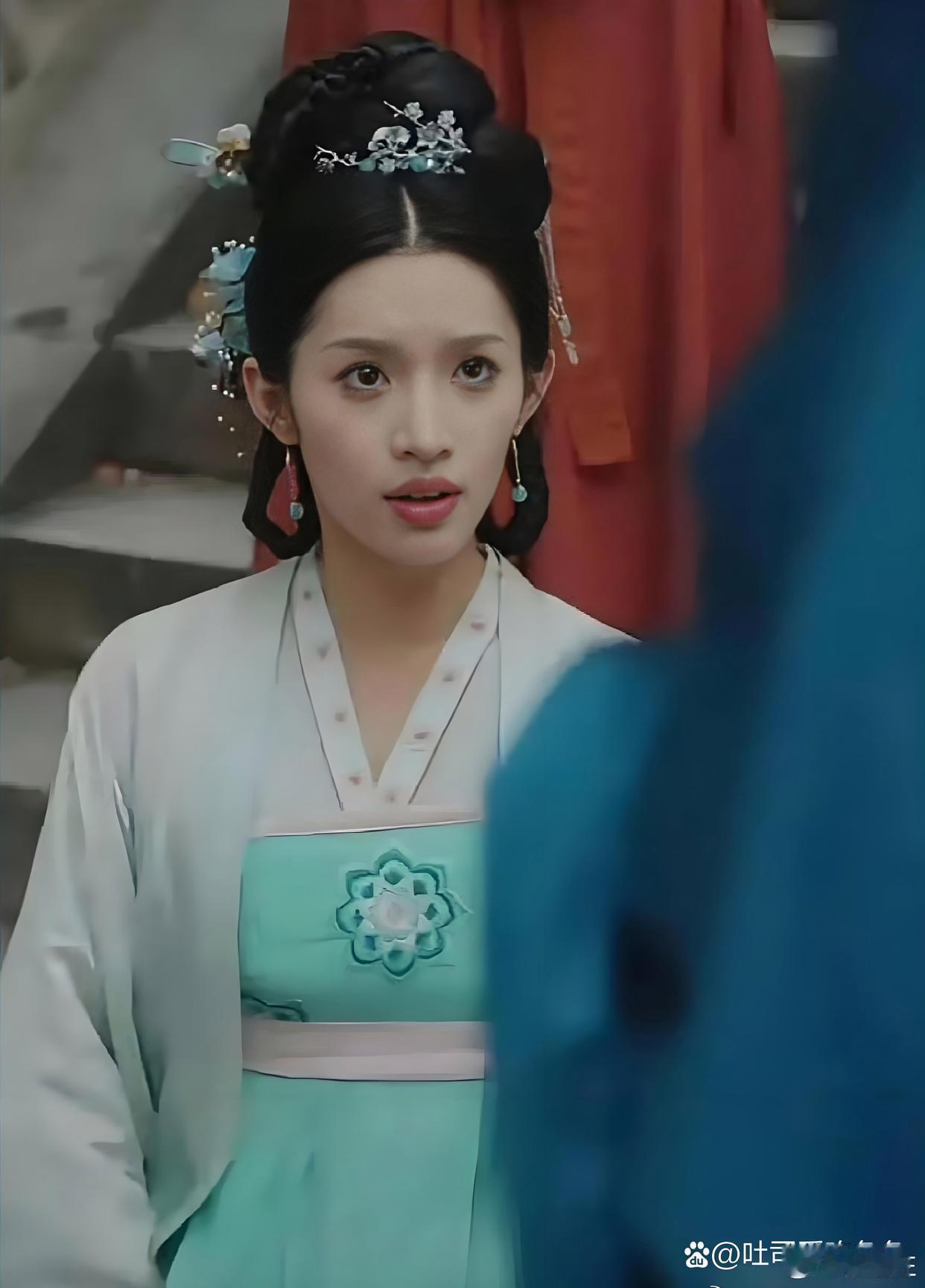 现在的短剧都不用审核了吗？这是把手机放胸前了吧，好明显的穿帮