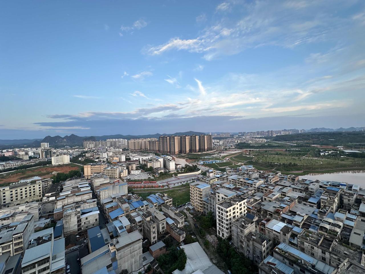 广西哪个小城市比较宜居我的家乡在扶绥县城，这里最宜居。首先有地理的优势，靠近南宁