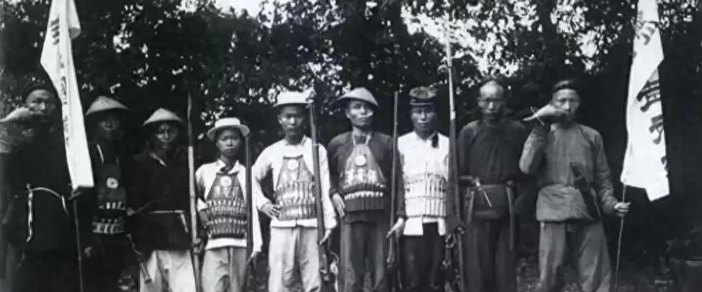 1938年，桂军抓到2个日军，师长一脸惊愕，因为他们太矮了！随即，他叫来军需部长