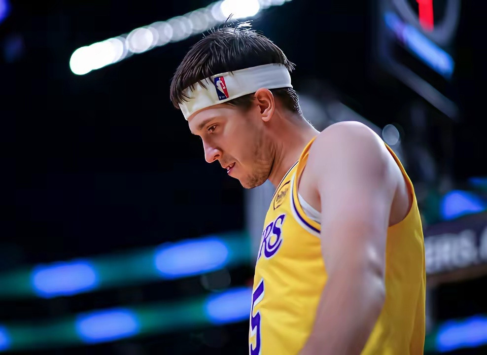 里夫斯明天对阵魔术能否出战存疑。明天上午七点，湖人将客场挑战魔术。湖人后卫里夫斯