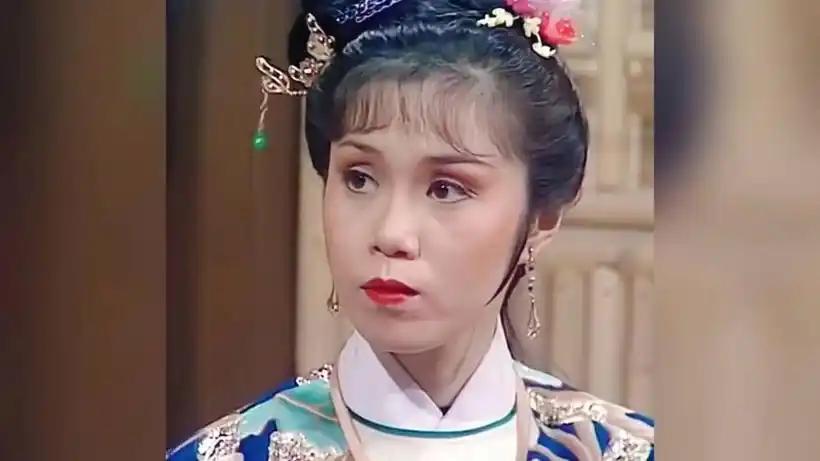 80岁的香港演员陈嘉仪，独居珠海。不是因为她没有家人，而是她两个儿子的心就如同铁